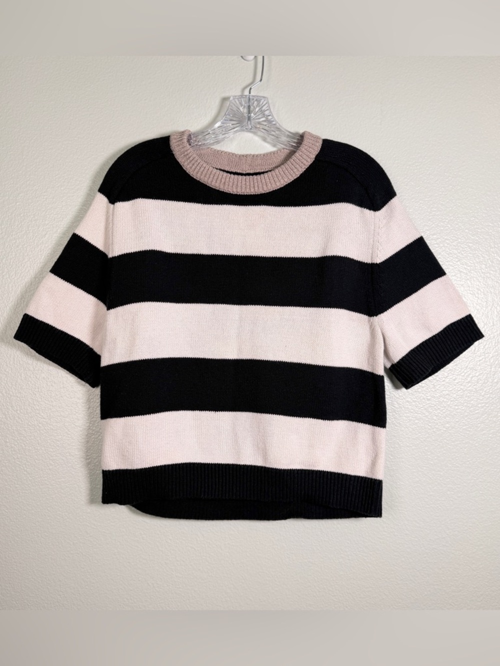 Abercrombie & Fitch Black and Soft Cream Short-Sleeve Crewneck Sweater M